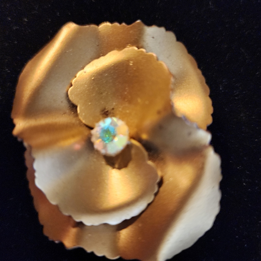 Vintage Goldtone Dogwood Flower Brooche